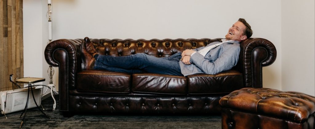 Provocatief Coach Raoul languit op de bank